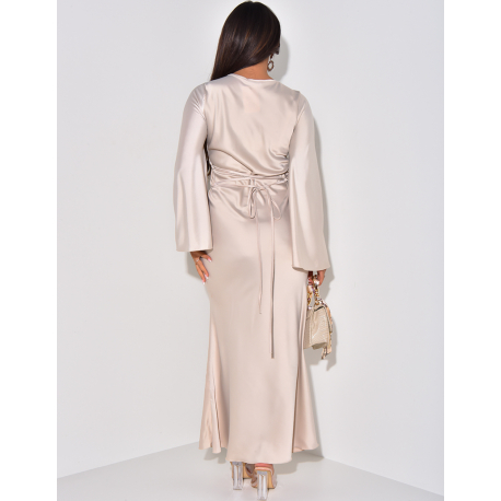 Langes Kleid aus Satin, das im Rücken gebunden wird Ausgestellte Ärmel
