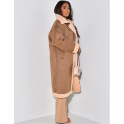 Langer Fliegermantel aus Wildleder mit Schaffellfutter.