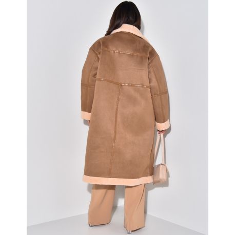 Langer Fliegermantel aus Wildleder mit Schaffellfutter.