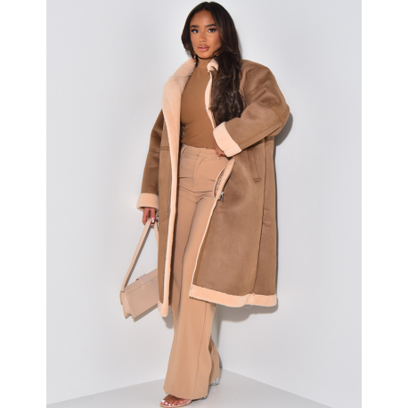 Langer Fliegermantel aus Wildleder mit Schaffellfutter.