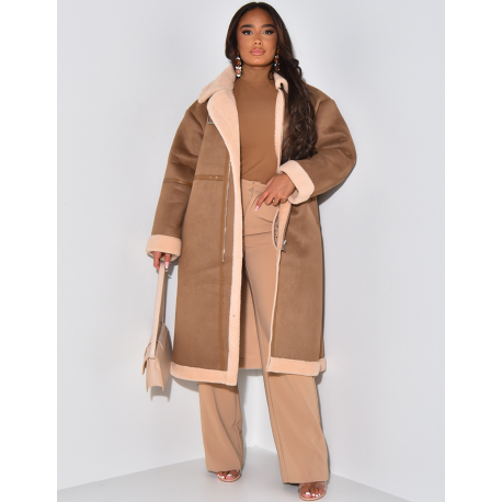 Langer Fliegermantel aus Wildleder mit Schaffellfutter.