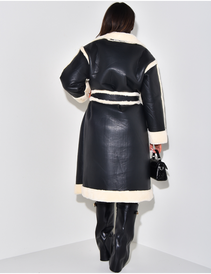 Langer Mantel aus gewendetem Schafsfell zum Binden. Langer Mantel aus gewendetem Schafsfell zum Binden.