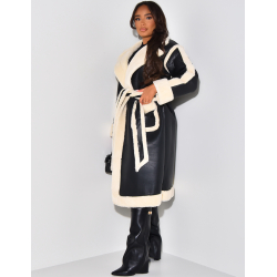 Langer Mantel aus gewendetem Schafsfell zum Binden. Langer Mantel aus gewendetem Schafsfell zum Binden.