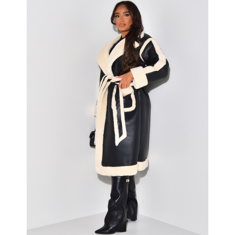 Langer Mantel aus gewendetem Schafsfell zum Binden. Langer Mantel aus gewendetem Schafsfell zum Binden.