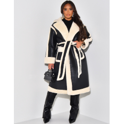 Langer Mantel aus gewendetem Schafsfell zum Binden. Langer Mantel aus gewendetem Schafsfell zum Binden.