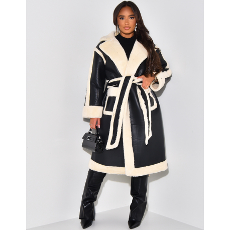 Langer Mantel aus gewendetem Schafsfell zum Binden. Langer Mantel aus gewendetem Schafsfell zum Binden.