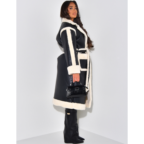 Langer Mantel aus gewendetem Schafsfell zum Binden. Langer Mantel aus gewendetem Schafsfell zum Binden.