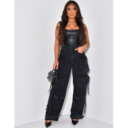 Übergroße Cargo-Jeans mit mehreren Taschen & Schnürsenkeln.   Übergroße Cargo-Jeans mit mehreren Taschen & Schnürsenkeln.