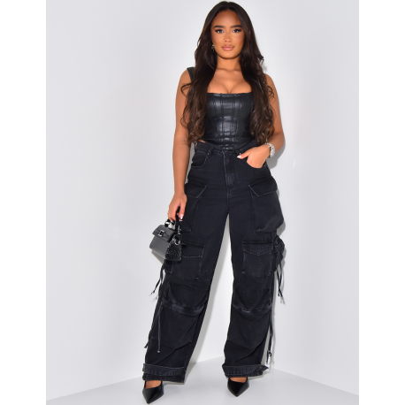 Übergroße Cargo-Jeans mit mehreren Taschen & Schnürsenkeln.   Übergroße Cargo-Jeans mit mehreren Taschen & Schnürsenkeln.