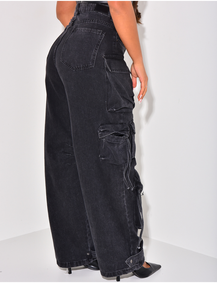 Übergroße Cargo-Jeans mit mehreren Taschen & Schnürsenkeln.   Übergroße Cargo-Jeans mit mehreren Taschen & Schnürsenkeln.