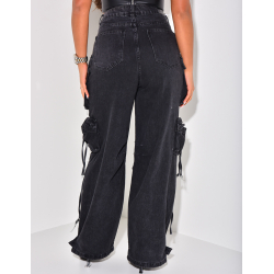 Übergroße Cargo-Jeans mit mehreren Taschen & Schnürsenkeln.   Übergroße Cargo-Jeans mit mehreren Taschen & Schnürsenkeln.