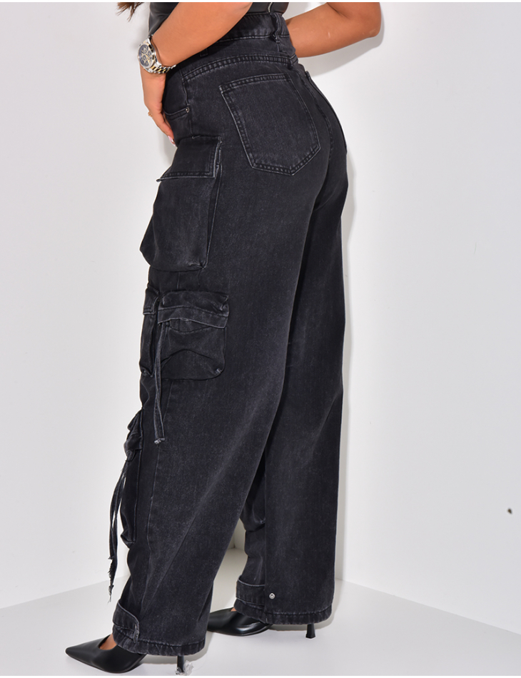 Übergroße Cargo-Jeans mit mehreren Taschen & Schnürsenkeln.   Übergroße Cargo-Jeans mit mehreren Taschen & Schnürsenkeln.