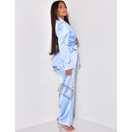 Ensemble veste de tailleur et pantalon en satin à nouer Ensemble veste de tailleur et pantalon en satin à nouer