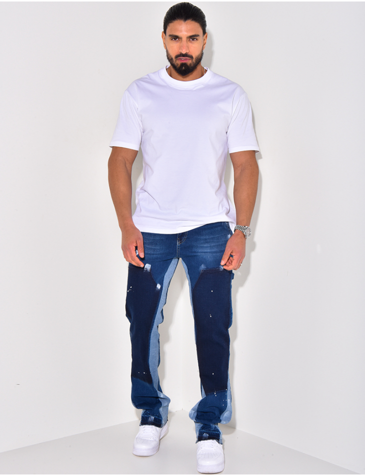 Jeans à poches avec empiècements et tâches de peinture Jeans à poches avec empiècements et tâches de peinture