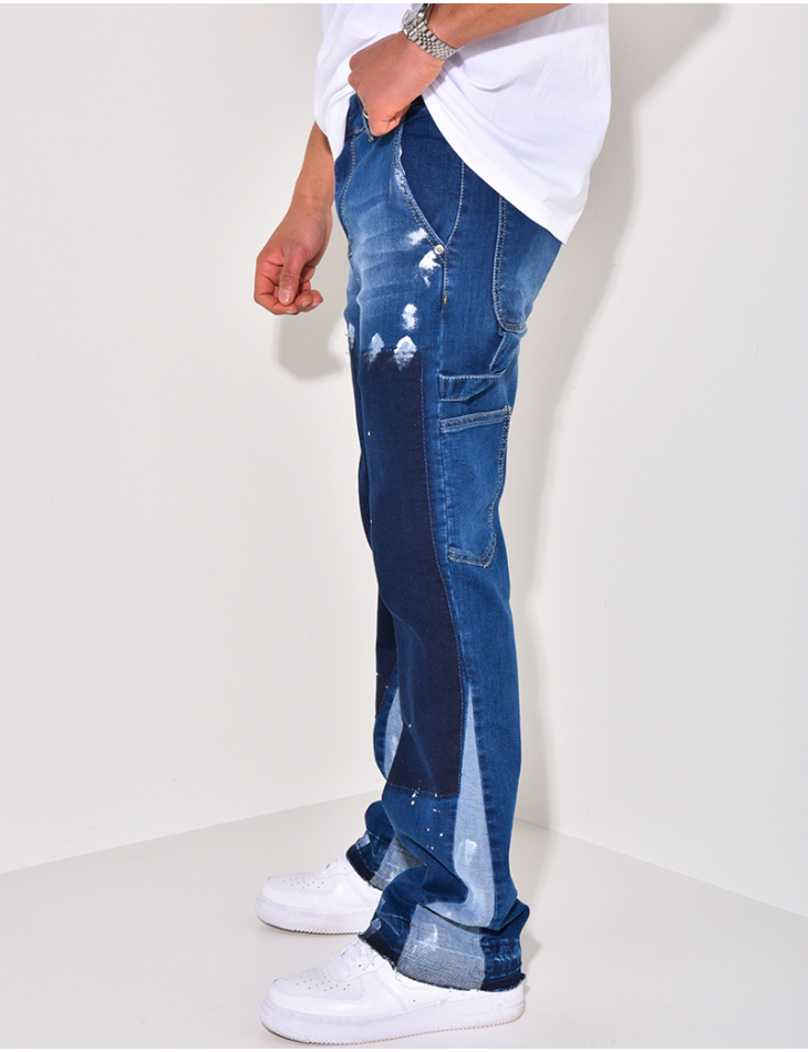 Jeans à poches avec empiècements et tâches de peinture Jeans à poches avec empiècements et tâches de peinture