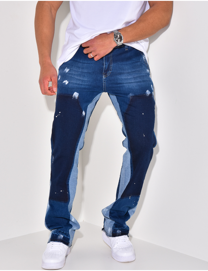 Jeans à poches avec empiècements et tâches de peinture Jeans à poches avec empiècements et tâches de peinture