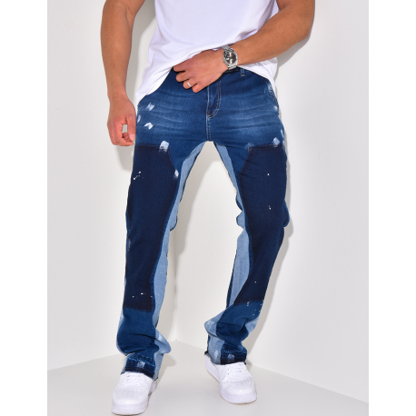 Jeans à poches avec empiècements et tâches de peinture Jeans à poches avec empiècements et tâches de peinture