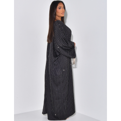 Lockeres Abaya-Kleid aus Satin mit Strasssteinen. Lockeres Abaya-Kleid aus Satin mit Strasssteinen.