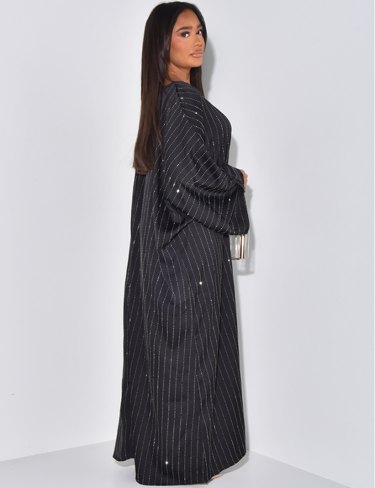 Lockeres Abaya-Kleid aus Satin mit Strasssteinen. Lockeres Abaya-Kleid aus Satin mit Strasssteinen.