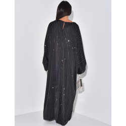 Lockeres Abaya-Kleid aus Satin mit Strasssteinen. Lockeres Abaya-Kleid aus Satin mit Strasssteinen.