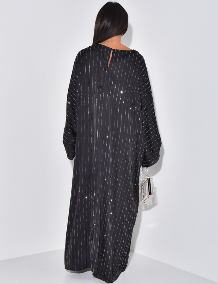 Lockeres Abaya-Kleid aus Satin mit Strasssteinen. Lockeres Abaya-Kleid aus Satin mit Strasssteinen.