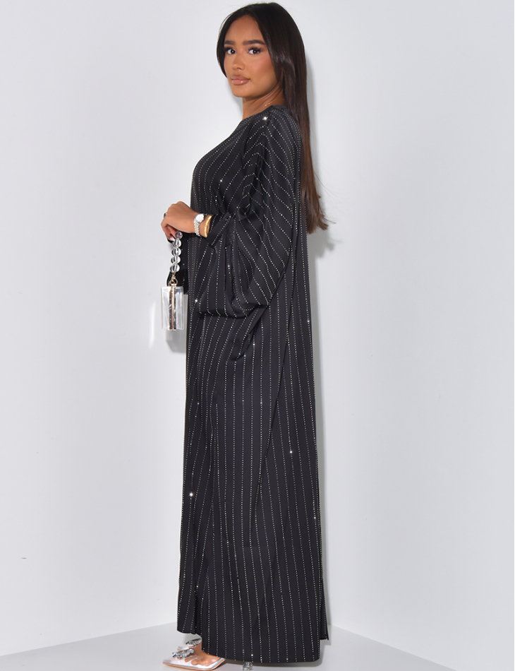 Lockeres Abaya-Kleid aus Satin mit Strasssteinen. Lockeres Abaya-Kleid aus Satin mit Strasssteinen.