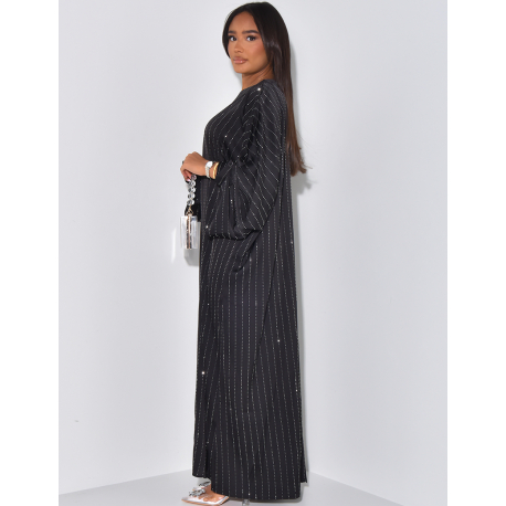 Lockeres Abaya-Kleid aus Satin mit Strasssteinen. Lockeres Abaya-Kleid aus Satin mit Strasssteinen.