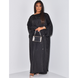 Lockeres Abaya-Kleid aus Satin mit Strasssteinen. Lockeres Abaya-Kleid aus Satin mit Strasssteinen.