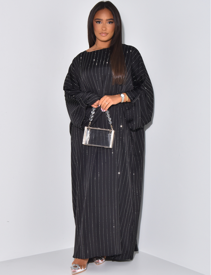 Lockeres Abaya-Kleid aus Satin mit Strasssteinen. Lockeres Abaya-Kleid aus Satin mit Strasssteinen.