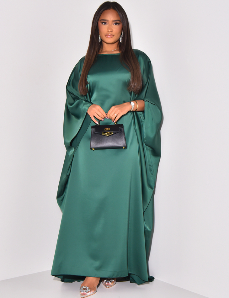 Oversize-Kleid aus Satin, das an der Taille eng anliegt. Oversize-Kleid aus Satin, das an der Taille eng anliegt.