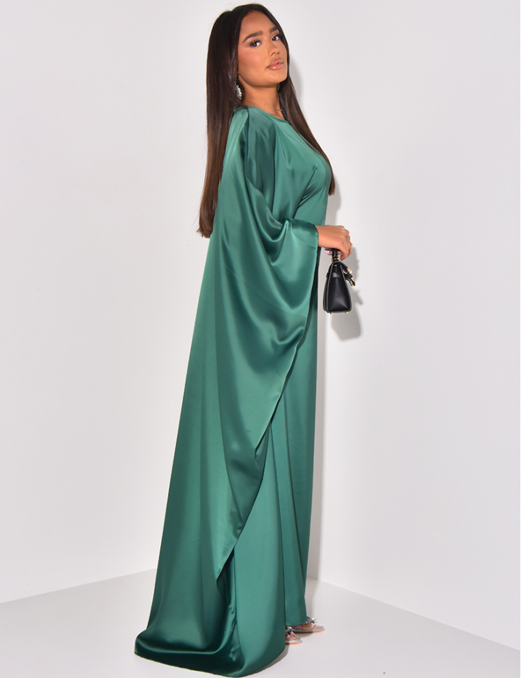 Oversize-Kleid aus Satin, das an der Taille eng anliegt. Oversize-Kleid aus Satin, das an der Taille eng anliegt.