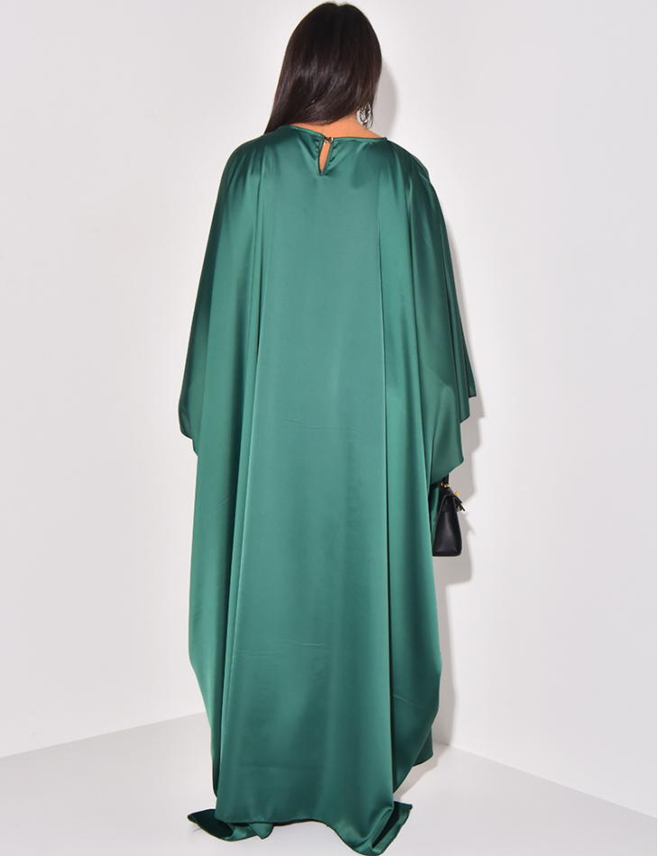 Oversize-Kleid aus Satin, das an der Taille eng anliegt. Oversize-Kleid aus Satin, das an der Taille eng anliegt.