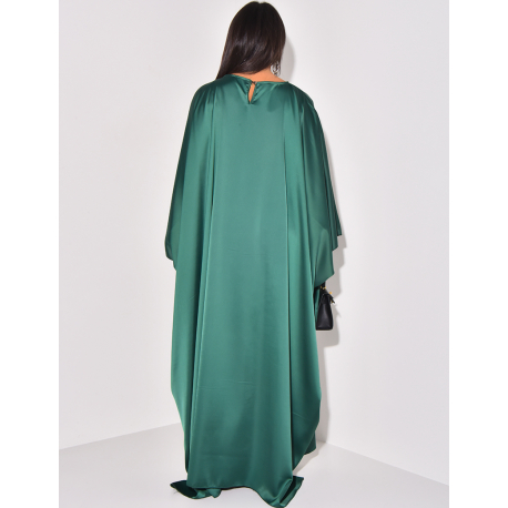 Oversize-Kleid aus Satin, das an der Taille eng anliegt. Oversize-Kleid aus Satin, das an der Taille eng anliegt.