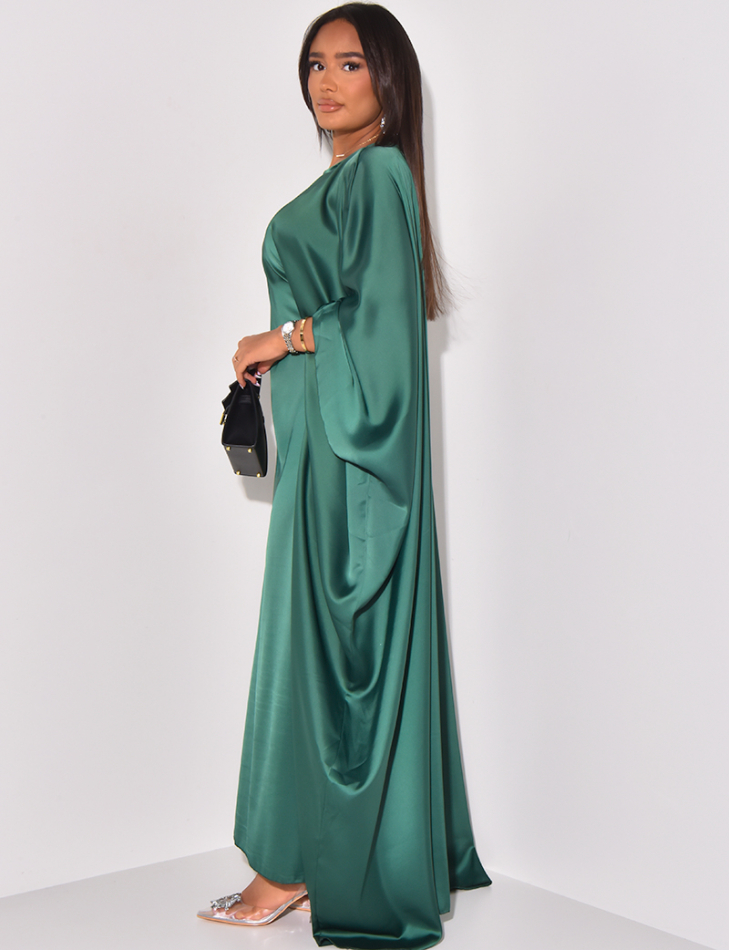 Oversize-Kleid aus Satin, das an der Taille eng anliegt. Oversize-Kleid aus Satin, das an der Taille eng anliegt.