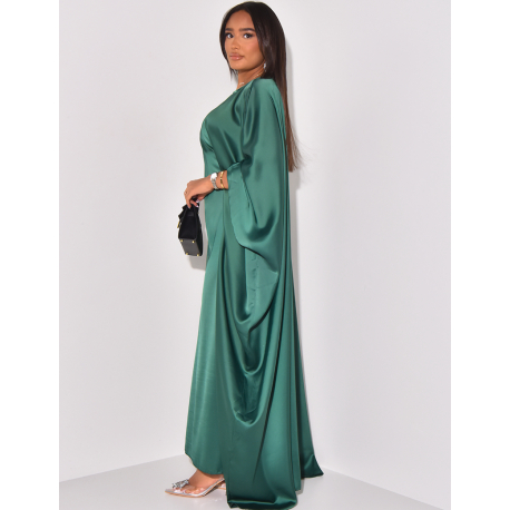 Oversize-Kleid aus Satin, das an der Taille eng anliegt. Oversize-Kleid aus Satin, das an der Taille eng anliegt.