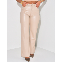 Hoch geschnittene, gerade geschnittene Hose aus veganem Leder.