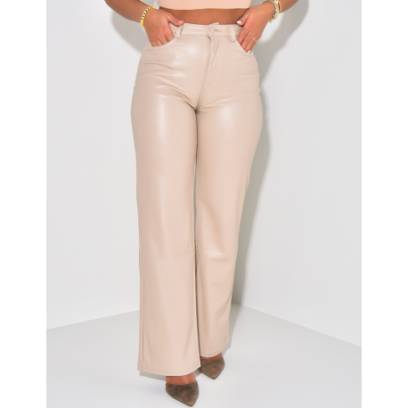 Hoch geschnittene, gerade geschnittene Hose aus veganem Leder.