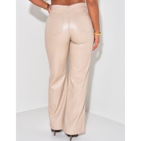 Hoch geschnittene, gerade geschnittene Hose aus veganem Leder.