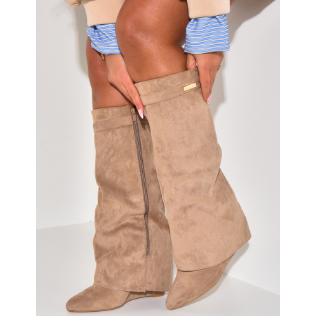 Stiefel im Gamaschenstil mit Keilabsätzen aus Wildleder.