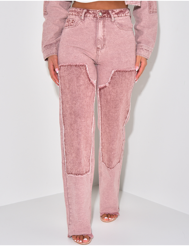 Gerade geschnittene, verwaschene Jeans mit kontrastierenden Einsätzen. Gerade geschnittene, verwaschene Jeans mit kontrastierenden Einsätzen.