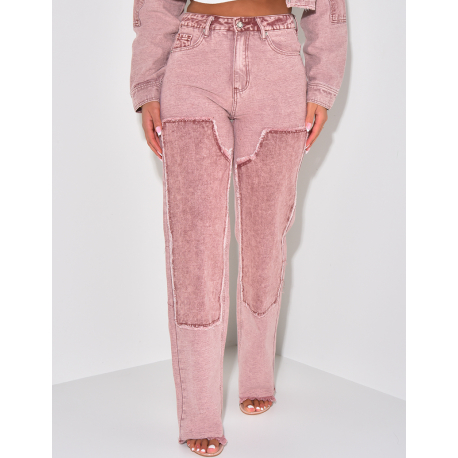 Gerade geschnittene, verwaschene Jeans mit kontrastierenden Einsätzen. Gerade geschnittene, verwaschene Jeans mit kontrastierenden Einsätzen.