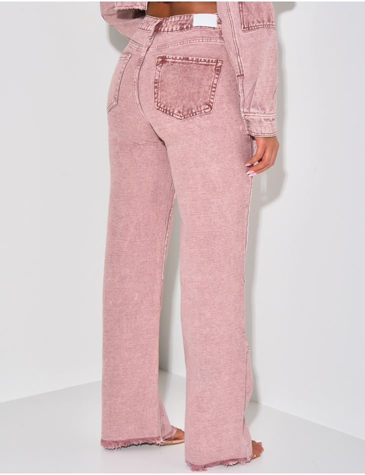 Gerade geschnittene, verwaschene Jeans mit kontrastierenden Einsätzen. Gerade geschnittene, verwaschene Jeans mit kontrastierenden Einsätzen.