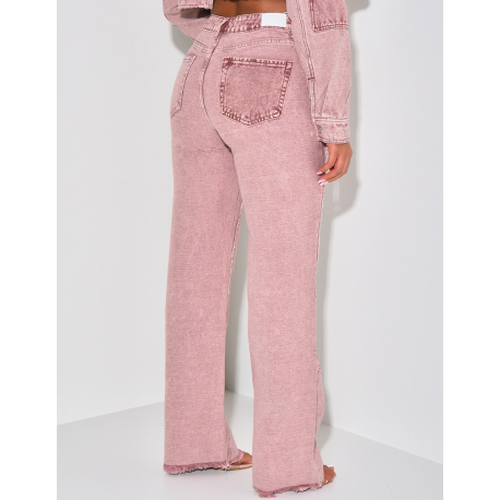 Gerade geschnittene, verwaschene Jeans mit kontrastierenden Einsätzen. Gerade geschnittene, verwaschene Jeans mit kontrastierenden Einsätzen.