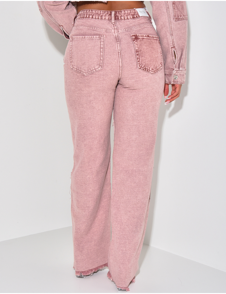 Gerade geschnittene, verwaschene Jeans mit kontrastierenden Einsätzen. Gerade geschnittene, verwaschene Jeans mit kontrastierenden Einsätzen.