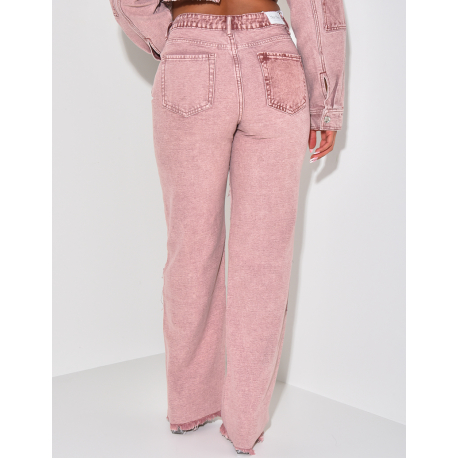 Gerade geschnittene, verwaschene Jeans mit kontrastierenden Einsätzen. Gerade geschnittene, verwaschene Jeans mit kontrastierenden Einsätzen.