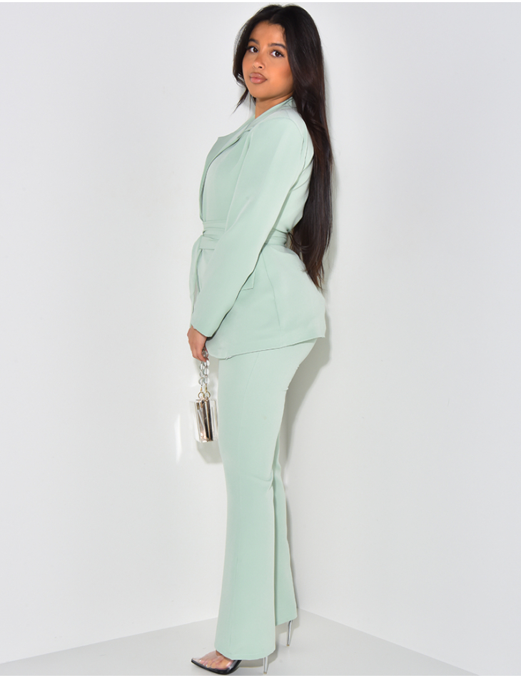 Ensemble de tailleur à ceinture large et pantalon patte d'eph Ensemble de tailleur à ceinture large et pantalon patte d'eph
