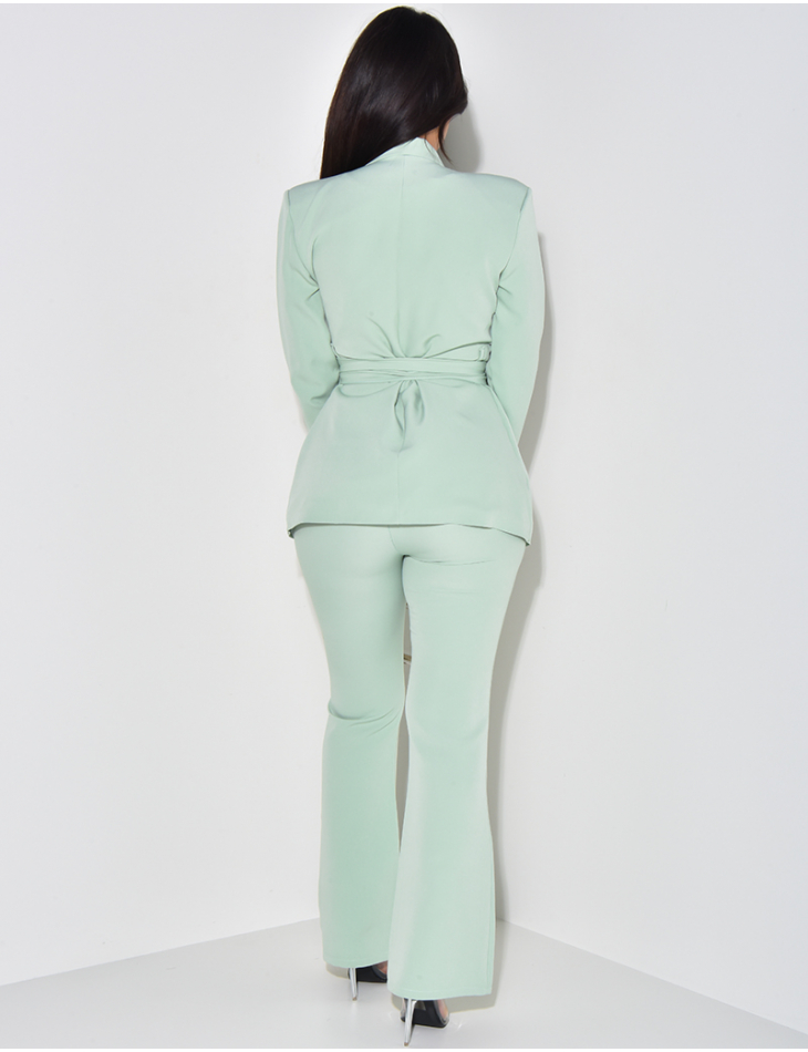 Ensemble de tailleur à ceinture large et pantalon patte d'eph Ensemble de tailleur à ceinture large et pantalon patte d'eph