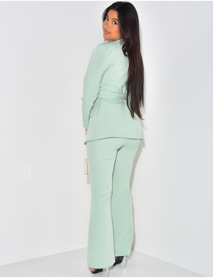 Ensemble de tailleur à ceinture large et pantalon patte d'eph Ensemble de tailleur à ceinture large et pantalon patte d'eph