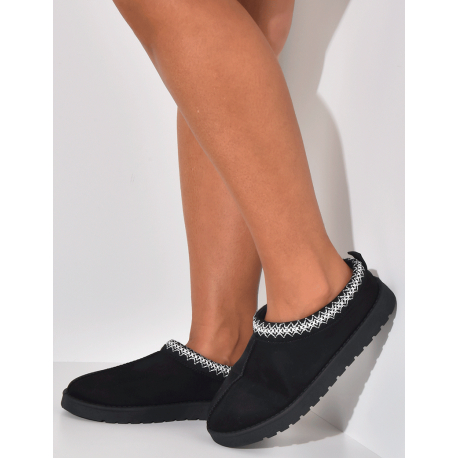 Bestickte Hausschuhe aus Wildleder