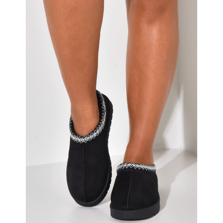 Bestickte Hausschuhe aus Wildleder